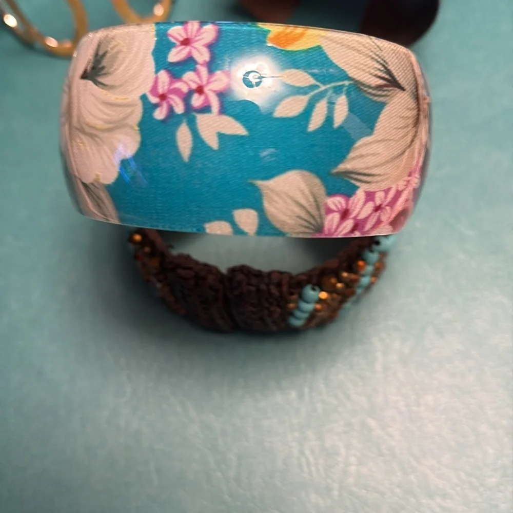 Set of 4 cuff Bracelets
